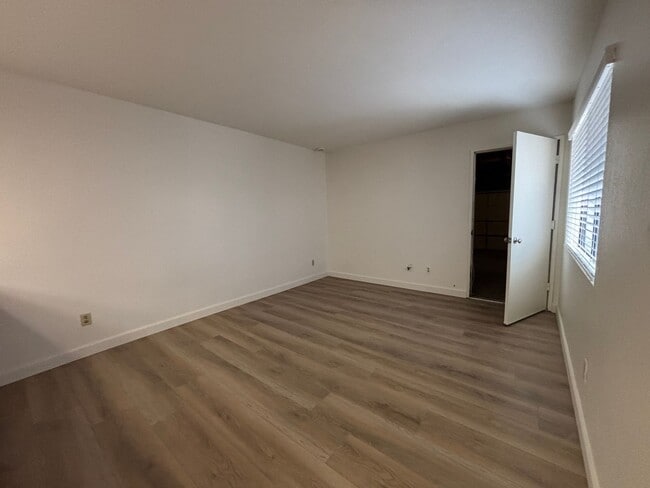 Building Photo - Spacious Updated Bonita Condo