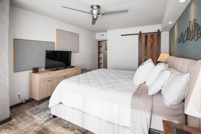 Building Photo - 1810 Avenida Del Mundo