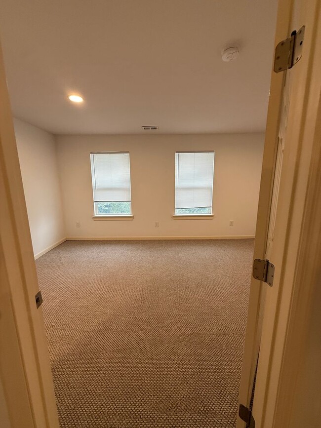 Building Photo - Spacious Rental Minutes from Downtown Nashville!