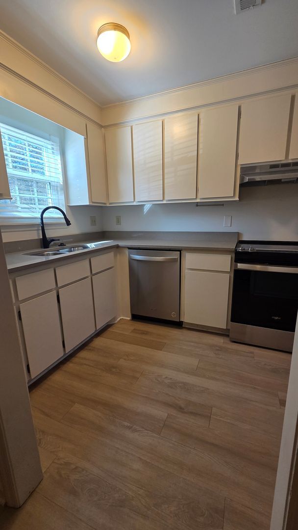 Building Photo - Charming 2 Bedroom Townhouse