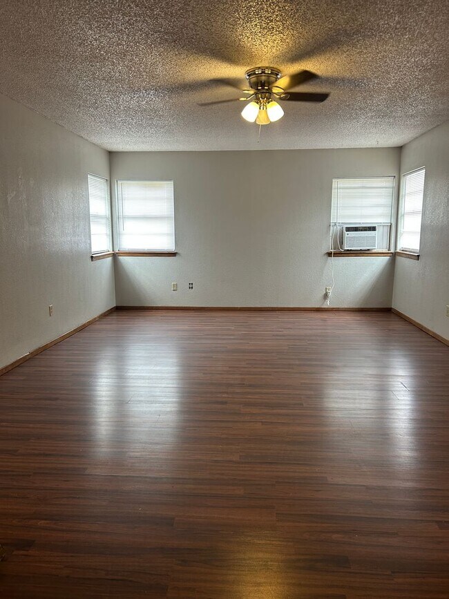 Building Photo - 2 story home