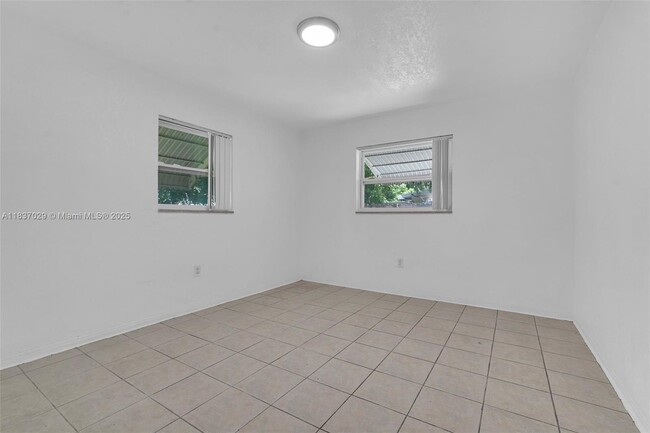 Building Photo - 2435 Plunkett St