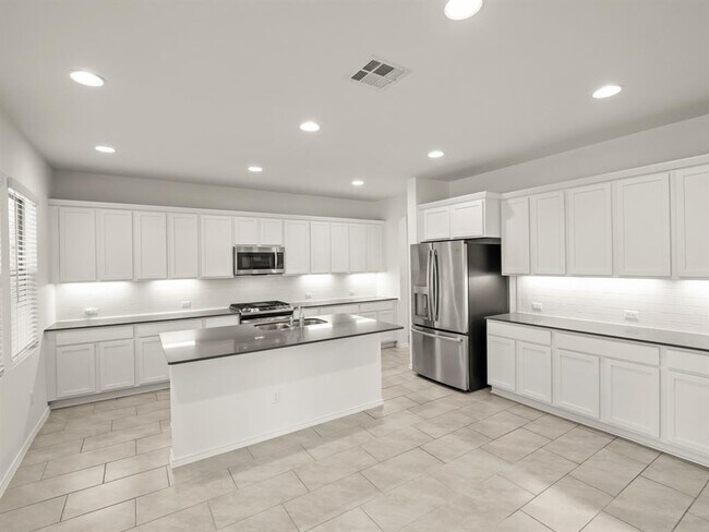 Building Photo - 605 Golden Glory Rd