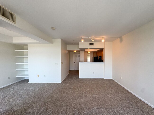 Building Photo - Bankers Hill - Spacious Studio/1 Bath With...