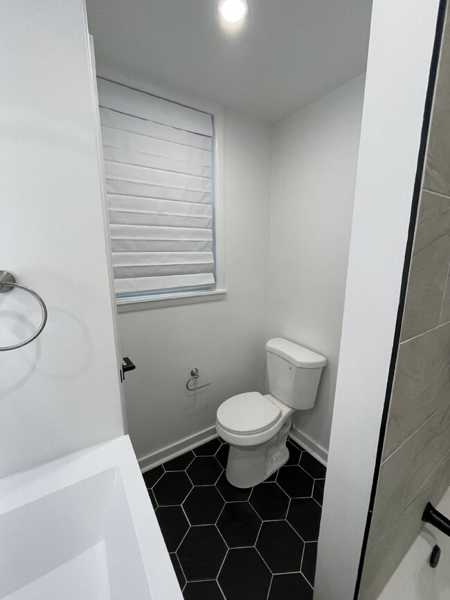 Building Photo - 107 Shoup St