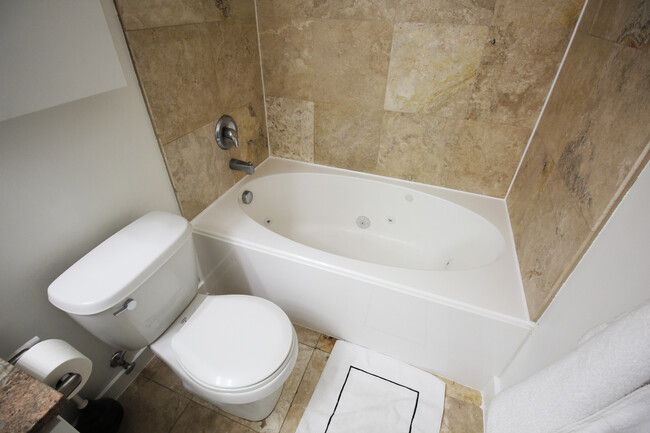 Jetted Tub - 625 E 200 S
