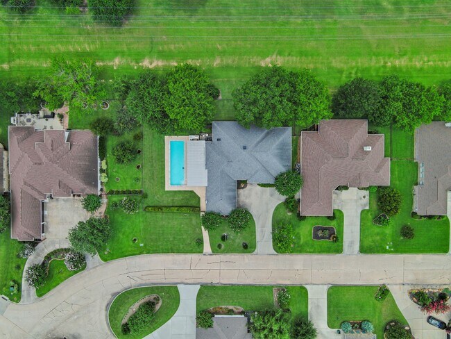Building Photo - 118 Hillsborough Dr W