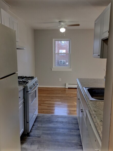 Kitchen & dining space - 205 Regency Park Drive