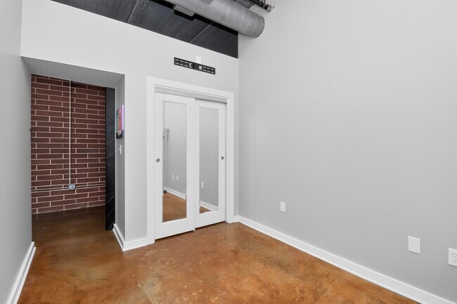 Building Photo - 626 N Graham St