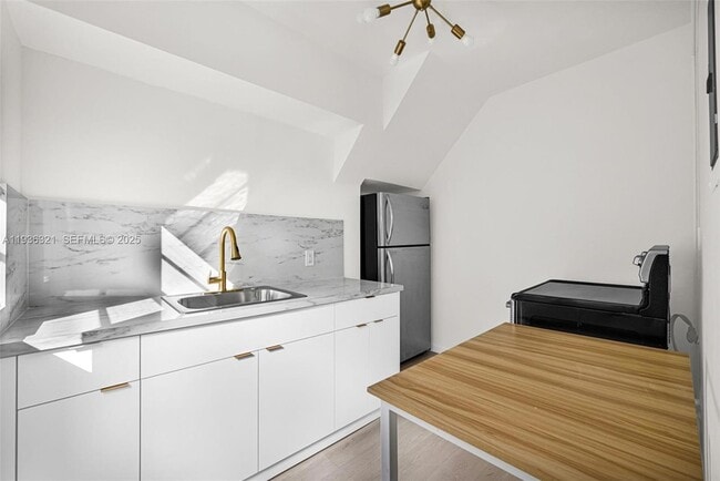 Building Photo - 4730 Pine Tree Dr