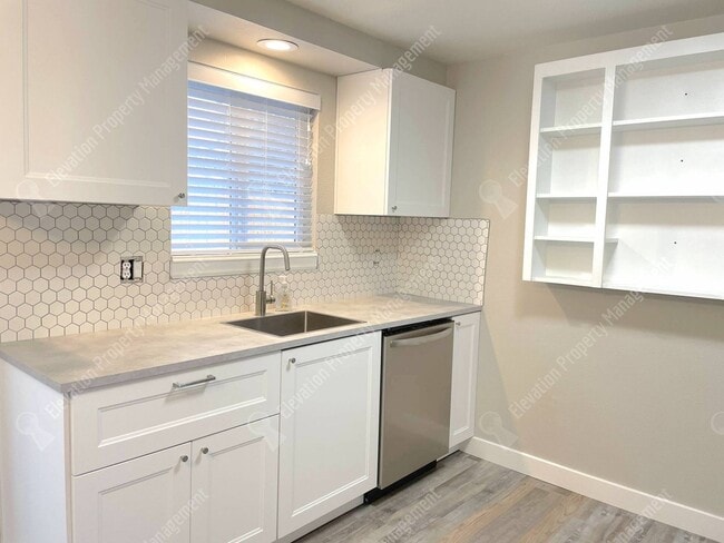 Building Photo - 2 BR in Redmond w/ huge yard