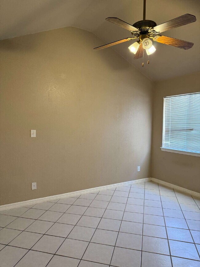 Building Photo - "Charming 3-Bed, 2-Bath Oasis in El Paso -...