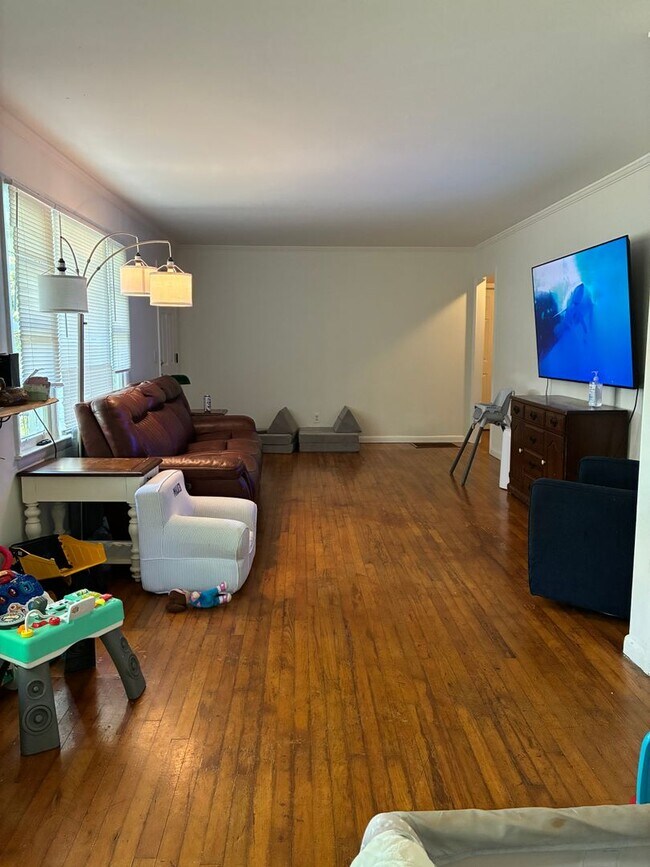 Building Photo - 3 bedroom 2 bathroom near St. Mary's Hospital