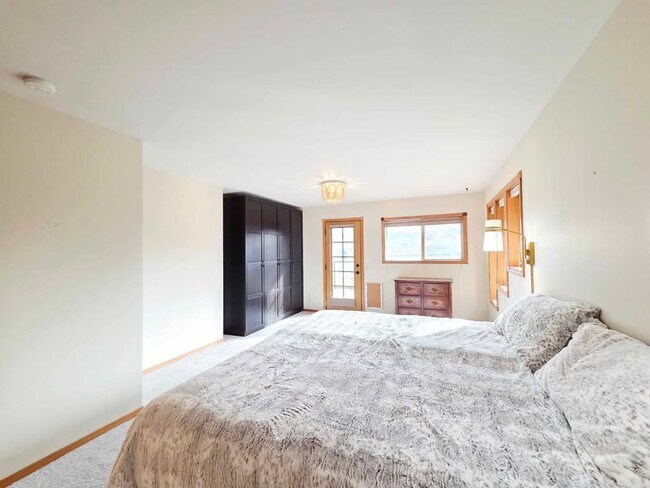 Building Photo - Gorgeous 4 Bed, 3 Bath Home w/ STUNNING RIVER FRONT VIEWS!!