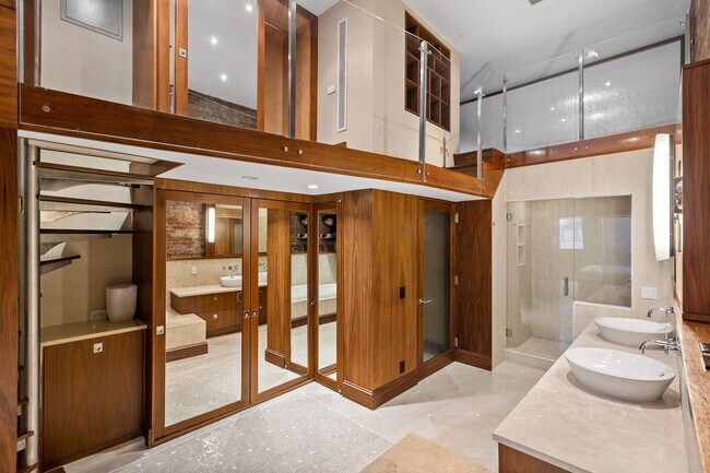 Building Photo - 10 E 14th St