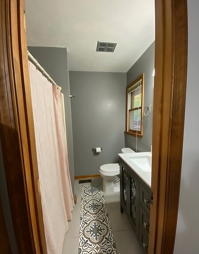 Building Photo - 8624 Valley Dr