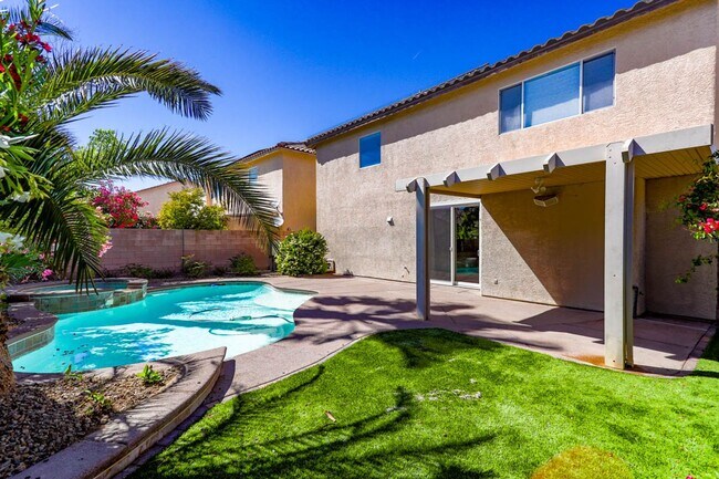 Building Photo - Southwest Pool Home With First Floor Bed And Bath