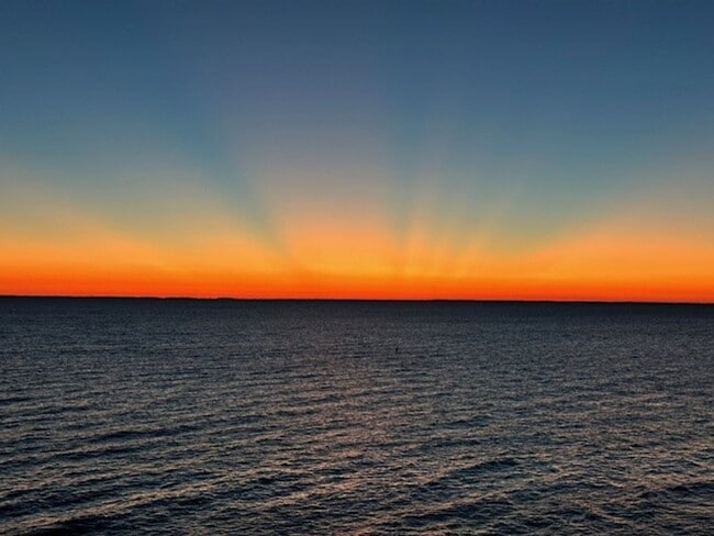 Building Photo - Gorgeous Water Front Home with Beach Access