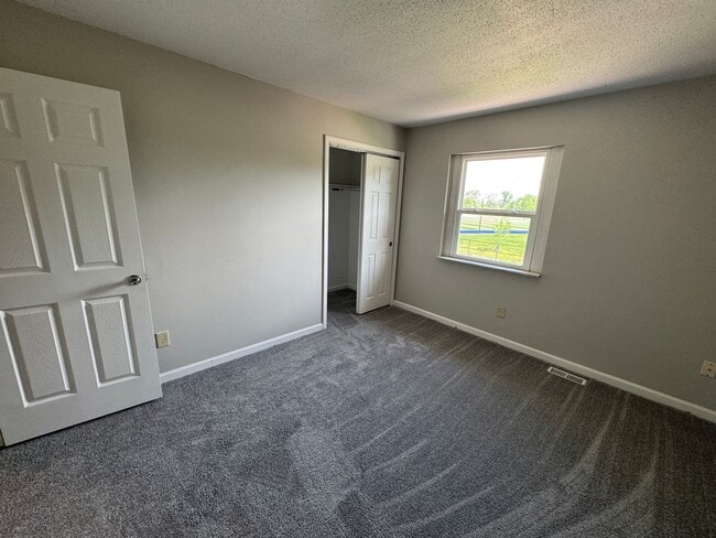 Building Photo - Far Eastside Large 3 Bedroom 1.5 Bath