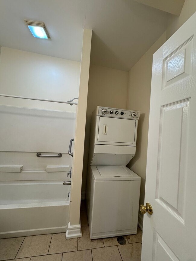 Building Photo - 2027 Russell Blvd