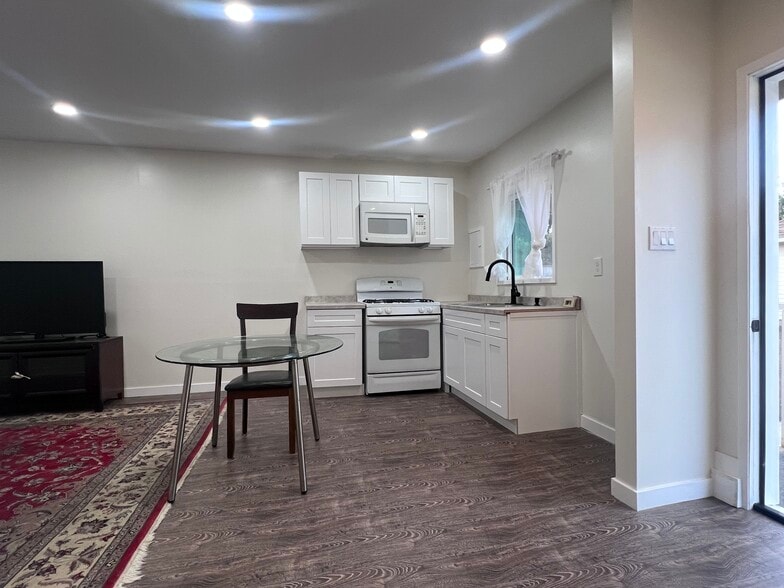 Building Photo - 1367 W 12th St