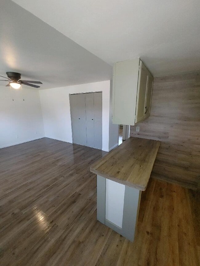Building Photo - 5 Orchard Park