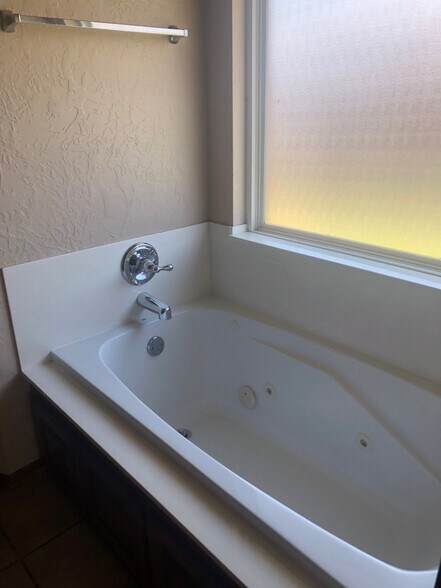 Building Photo - 3604 Kensington Dr