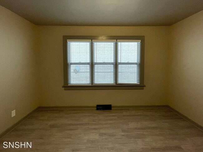 Building Photo - 2 br, 1 bath House - 422 E Locust