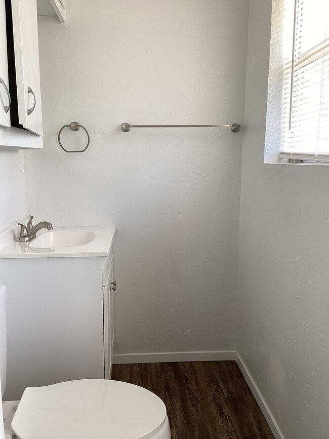 Building Photo - Newly Renovated 3 Bed House!