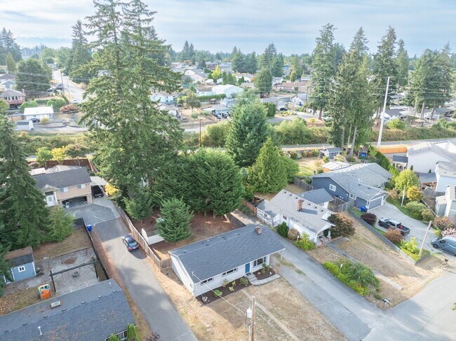 Building Photo - 8024 Florida Dr