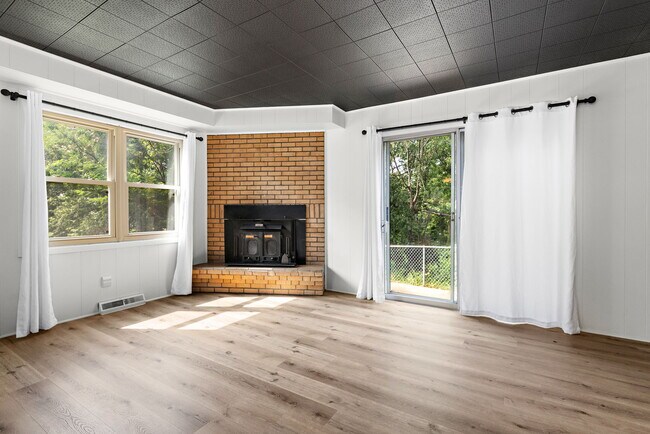 Building Photo - 318 NW Woodland Rd
