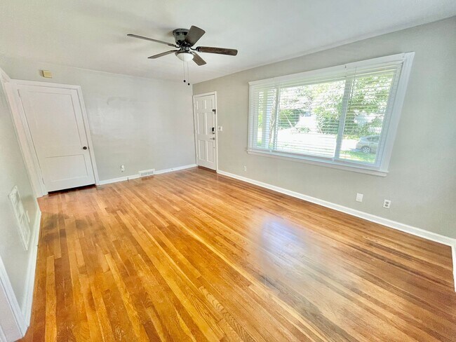 Building Photo - Beautiful 3 Bed 1 Bath Home Located near target shopping center off of Battleground in desirable ...