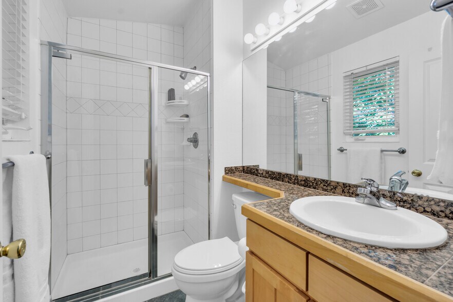 Bedroom 2 en-suite - 1619 N Franklin St