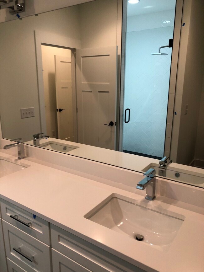 Building Photo - 924 Caruthers Ave