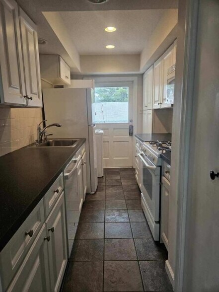 Building Photo - 40 Yorktown Dr