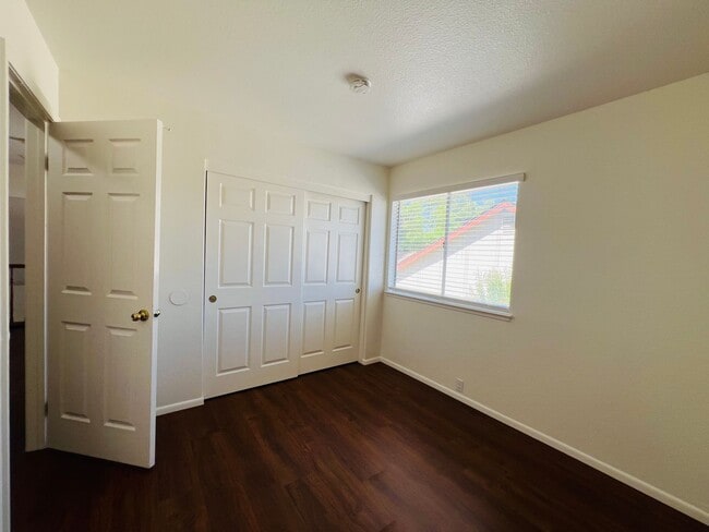 Building Photo - Spacious and Sparkling with New Paint 3 be...