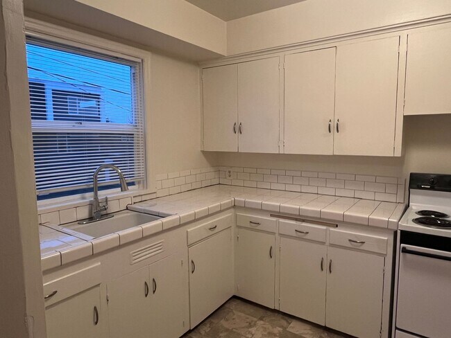 Building Photo - Stunning 2 Bed, 1 Bath Vintage Charmer!