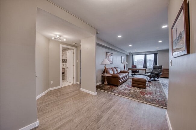 Building Photo - 320 Fort Duquesne Blvd