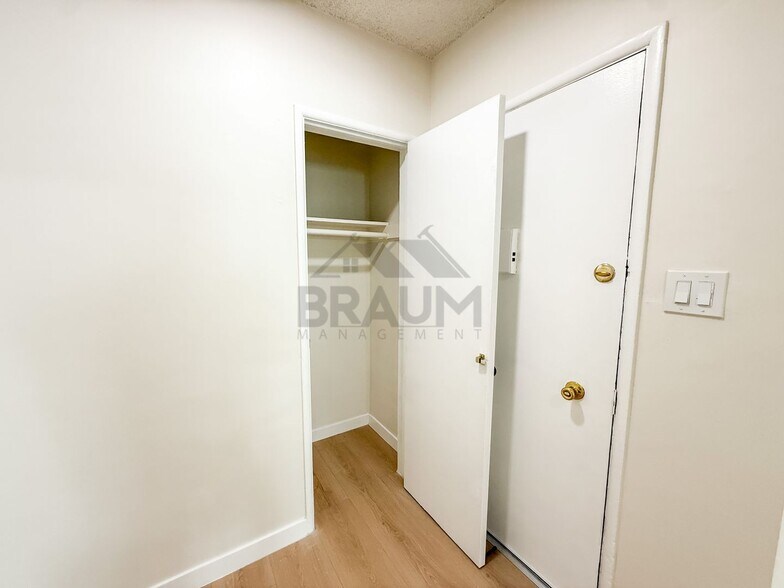 Building Photo - 13129 Oxnard St