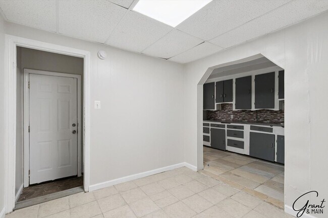 Building Photo - 3 Bed Bungelow $1200.00/mo