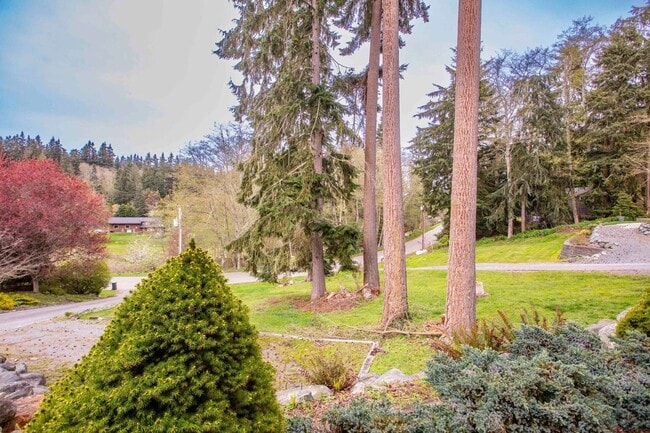 Building Photo - Lovely Home and Property Located on Honeymoon Lake!