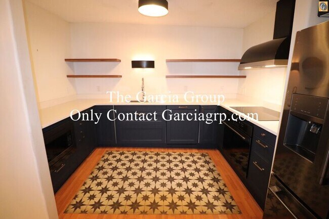 Building Photo - 2393 SW Park Pl