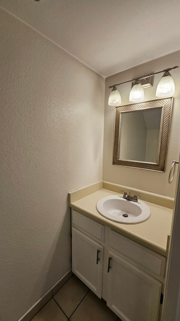 Building Photo - Cute condo for rent, 2 bedrooms, 2.5 bath