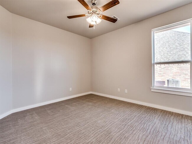 Building Photo - 2425 Rumble Ln