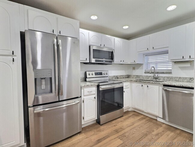 Building Photo - 400 S Hollybrook Dr