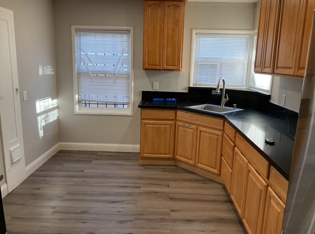 Building Photo - 2 bedroom 1 bath Duplex unit w/remodeled k...