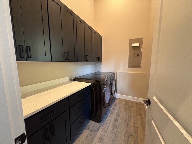 Building Photo - 1680 SE Crescent Dr