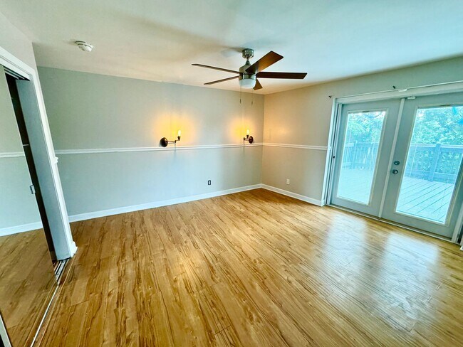 Building Photo - Available now! 3 BR/3BA Madson riverfront ...