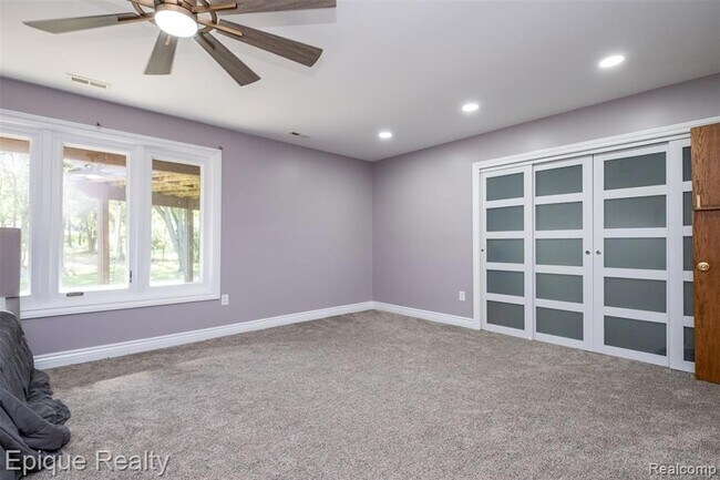 Building Photo - 135 W Hickory Grove Rd