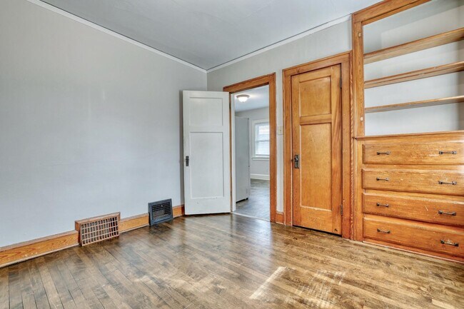 Building Photo - 5113 W Wisconsin Ave